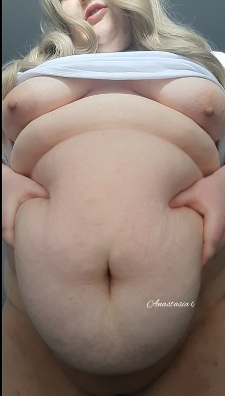 Feta blonda mogna Anastasia Gree retas med sina enorma hängiga bröst i en solo