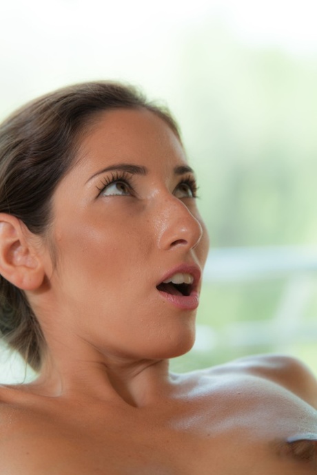 Svůdná brunetka Clea Gaultier dostane během masáže uspokojivý dicking