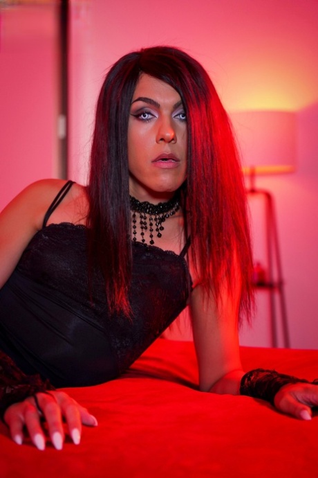 La transexual pervertida Aariah James se desnuda y juguetea con su gran culo en Halloween