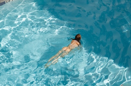 Magra amatörbaben Zoey Luna visar sin stora rumpa i poolen i en solo