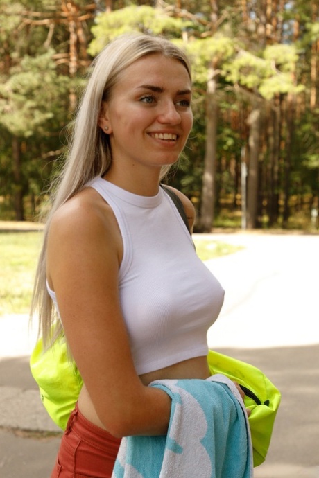 Den ukrainske baben Oxana Chic og hennes sexy venninner viser frem de vakre puppene sine utendørs.
