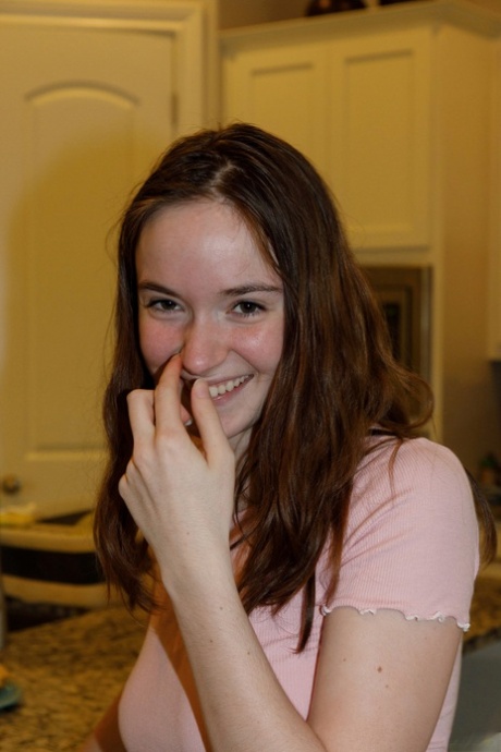Roztomilá amatérská teenagerka Hazel Moore odhaluje svá pěkná velká prsa a lahodný zadek