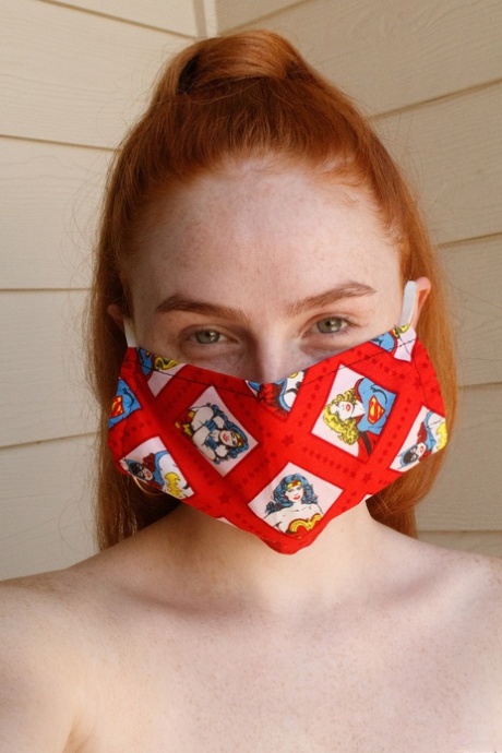 Une adolescente rousse au visage couvert de taches de rousseur montre son beau gros cul en solo