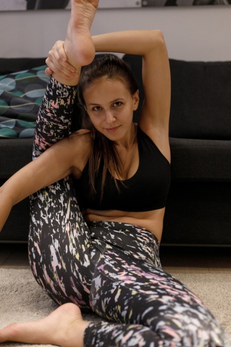 La beauté amateur Jessica Albanka se déshabille après sa séance de yoga et montre ses seins.