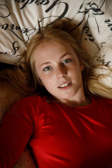 Krátká blondýnka Rune Kimele ztrácí své červené body a vystavuje na odiv svůj zadek a prsa