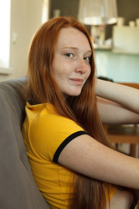 Petrine Krahlove, rousse aux cheveux longs, montre son gros cul et ses seins naturels