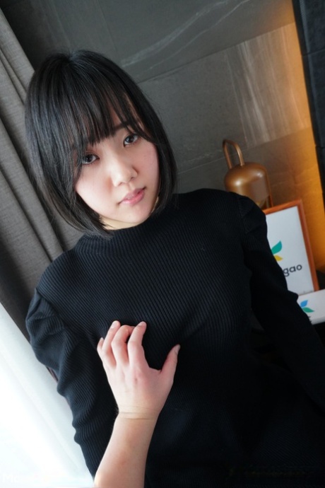 La inocente jovencita japonesa Moeka Tachibana follada y creampie en el coño