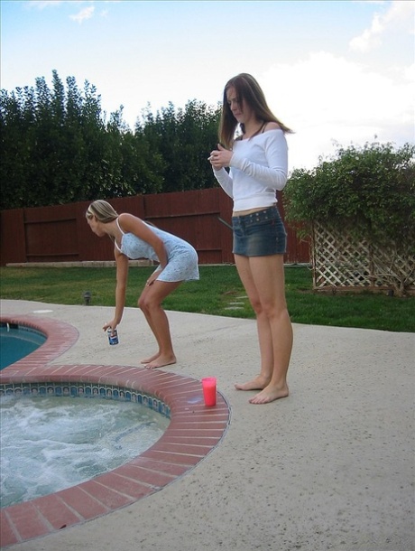 Adolescentes lésbicas exibem os seus corpos pequenos em fatos de banho à beira da piscina