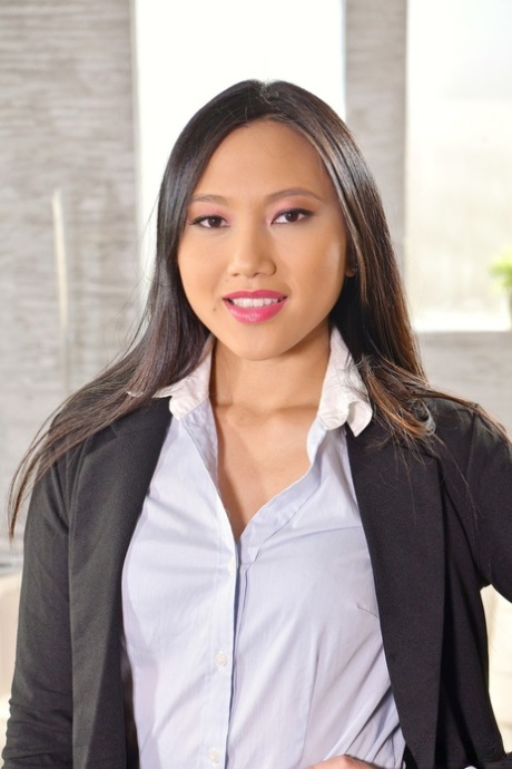 La caliente secretaria asiática May Thai recibe un DP en un trío interracial de oficina