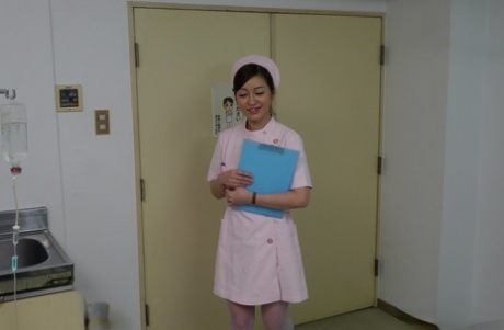 Lilla asiatiska sjuksköterskan Maria Ono bjuder sin patient på en het avsugning
