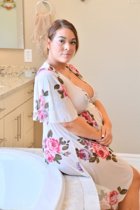 Valerie, enceinte, montre ses seins gonflés et s