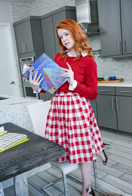 Ariel Darling, ruiva, a ser analisada por um garanhão negro na cozinha