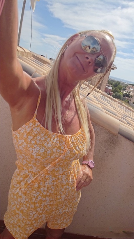 Den mogna spanska porrstjärnan Natalie K visar upp sina stora saftiga bröst på balkongen