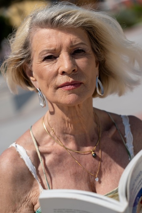 Blonde oma Eva Delage toont haar mooie borsten en neemt twee pikken diep