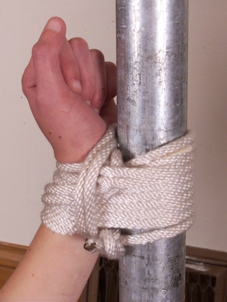 A adolescente magricela Ashley recebe uma chicotada completa em bondage de corda enquanto está nua