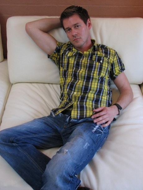 Gay amateur Nick Alarse doffs his shirt and jeans and masturbates