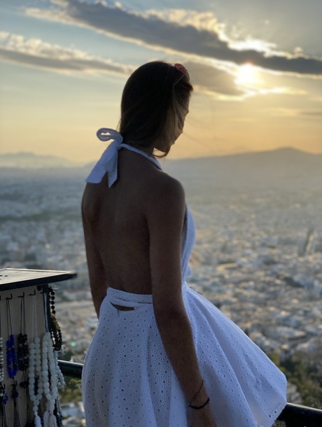 Das große ukrainische Model Jasmin Jass zeigt ihren engen Arsch und ihre winzigen Teenie-Titten