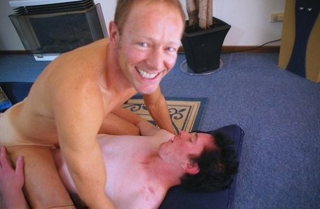 Gejowscy amatorzy Alex i Tony cieszą się intensywnym seksem analnym na dywanie w salonie