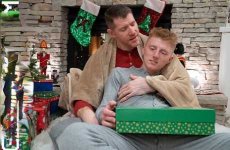 Tenåringsgutten Richie nyter et juleknull med sin homofile stefar Wolf.