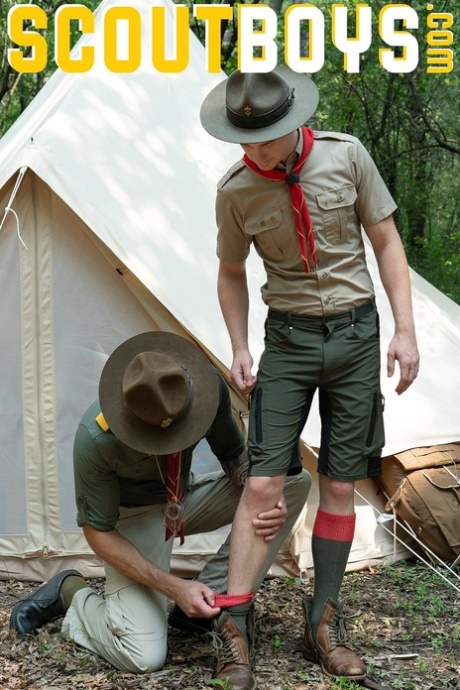 Lieve kinky homo Scout Cole wordt geramd door geïnkte DILF Scoutmaster Dietrich