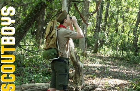 Il capo scout Wolf fa sesso anale alla pecorina con un twink nel bosco