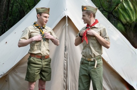 De homofile guttene Scout Tom og Scout Eric har hardcore analsex utendørs.