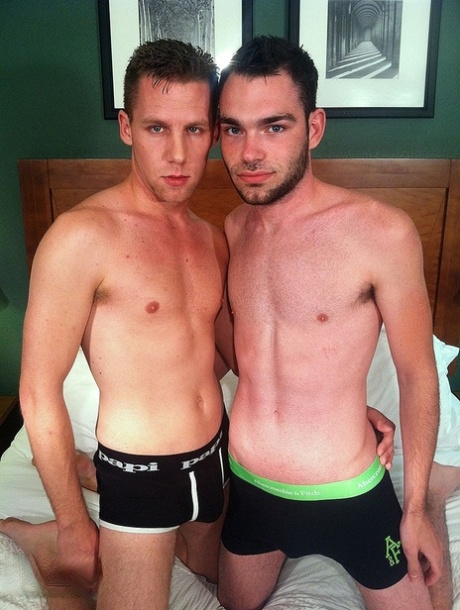 I gay sporcaccioni Alex Woods e Brandon Atkins si cavalcano il cazzo a vicenda su un letto