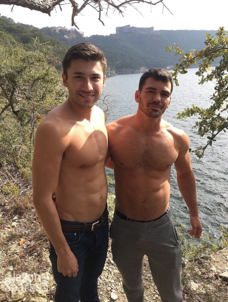 Przyjaciele geje Brogan Reed i Scott DeMarco całują się po miłym dniu na plaży