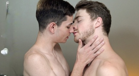 Похотливые геи-американцы Коул Блю и Илай Беннет трахают анальную дырку друг друга