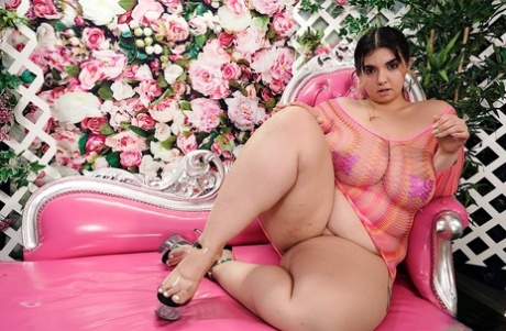 Chubby babe Rose D Kush spreads her fat legs and toys her juicy cunt