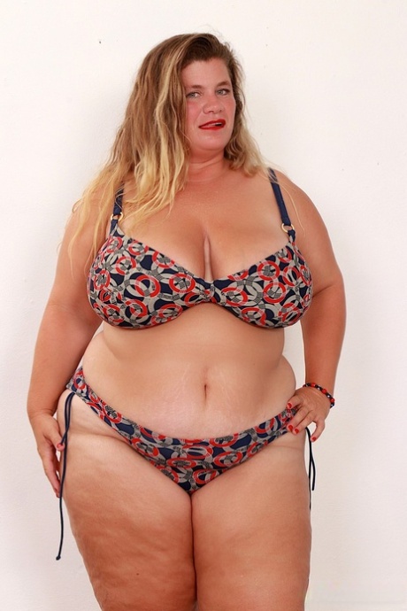 Kåte SSBBW Haley Jane viser frem store pupper og hårete fitte før sex