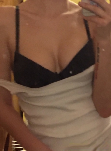 Amatörnörd retar med sin rumpa och fina naturliga bröst i sexig selfie-action