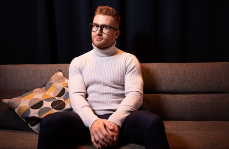 Il giovane gay Cody Viper fa sesso anale hardcore con il suo muscoloso terapeuta