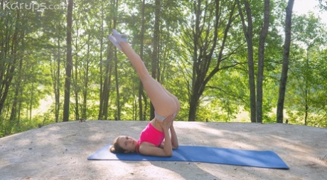Śliczna nastolatka jest bzykana przez trenera po ćwiczeniach na macie do jogi