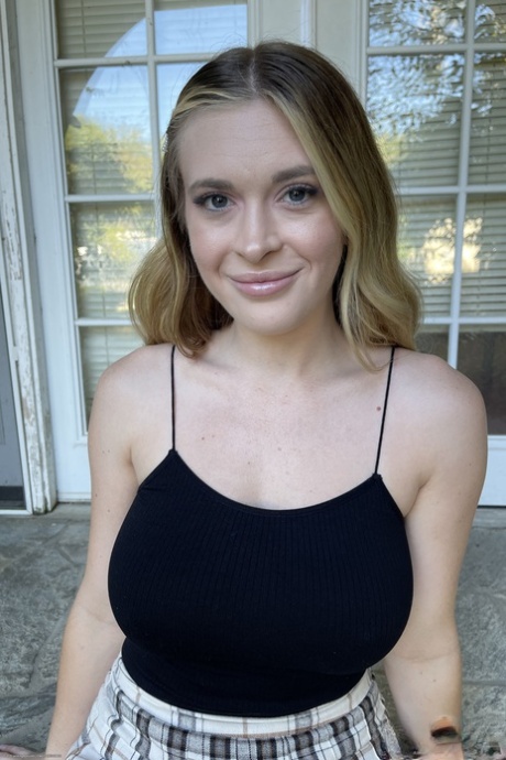 Amateur-Teenie Lindsay Lee zeigt ihre schönen großen Titten und stellt ihre Muschi zur Schau
