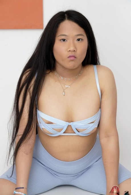 Knubbig asiatisk tjej Alona Bloom klär av sig naken och visar upp sin rakade fitta