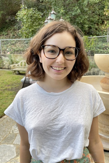 Geeky amatorska nastolatka Leana Lovings eksponuje swój tyłek, cycki i dziury z bliska