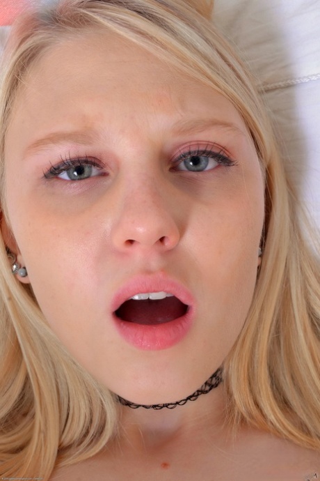 Krásná blondýnka Lily Rader předvádí svůj horký zadek a šíří svou sladkou růžovou kundičku