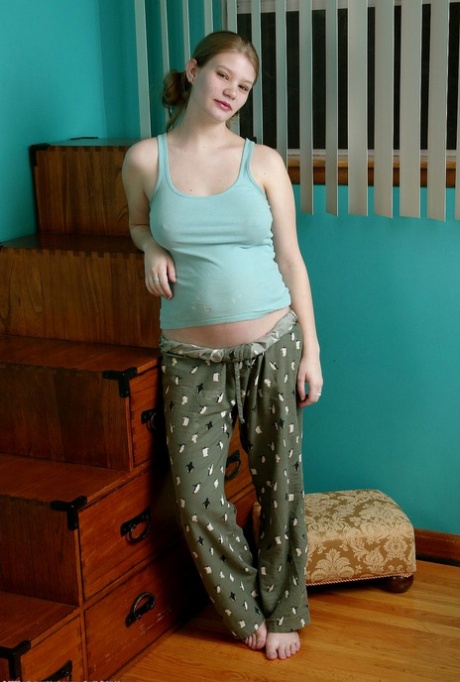 Zwangere amateur Sarah laat haar sappige tieten zien & spreidt haar roze kutje