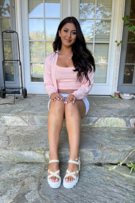Mooie Latina Sophia Leone showt haar sappige tieten, grote kont & gaten