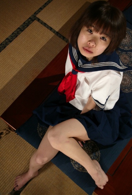 Den brunetterte japanske tenåringen Misa får muffen barbert og tilfredsstilt av en dom.