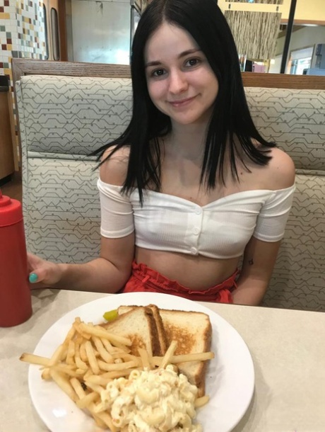 Verleidelijke tiener Violet Rain toont haar dikke kont in een compilatie van vakantiefoto