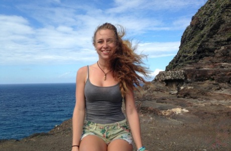 Amateur-Freundin Taylor Whyte posiert in einem engen Shirt und Shorts am Meer