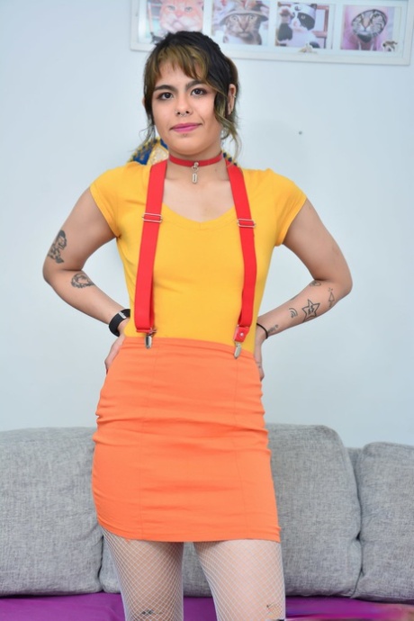 Latina-teen Lulu Ninfo viser sine små bryster og knepper iført netstrømpebukser