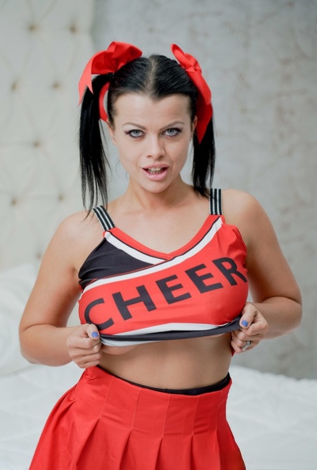 Cheerleader med store bryster Nadia White får hardcore tæsk