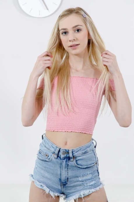 Chanel Shortcake, adolescente blonde et mince, exhibe son corps et prend une grosse trique.