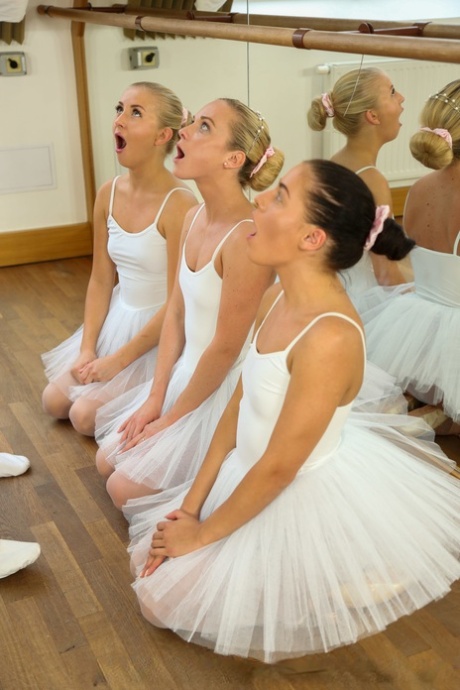 Três bailarinas adolescentes magricelas mostram os seus rabos e são fodidas por um professor de ballet