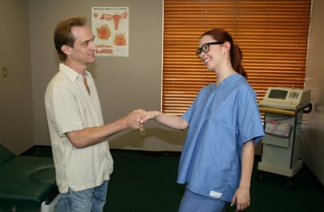 Nördiga sjuksköterskan Melody Jordan tar av sig uniformen och ger sin patient ett hett handjob