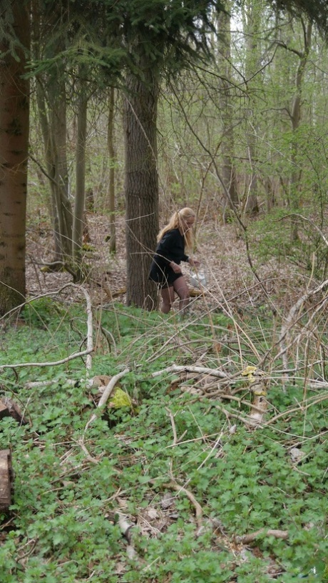 La lussuriosa nonnina tedesca con le tette grosse si fa scopare nel bosco e in un camper