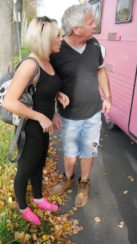 Tysk porrstjärna med stora juggs blir knullad av en gammal kille i en rosa husbil